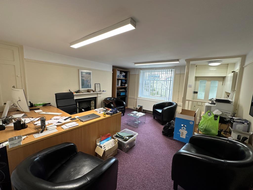 Lot: 43 - TERRACED COMMERCIAL UNIT WITH PLANNING PERMISSION FOR RESIDENTIAL CONVERSION - 